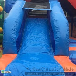 château gonflable couvert avec tobogan