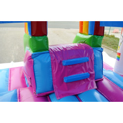 château gonflable "Classique Licorne" - l'escalier pour le toboggan