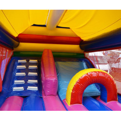 l'intérieur du château gonflable Classique Licorne - escalier et toboggan