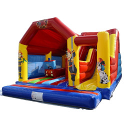 un château gonflable pour faire rêver les petits garçons, un décor de pompier!