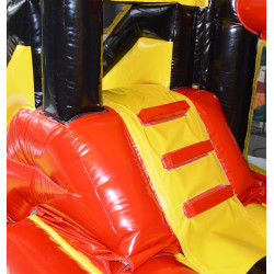 détails de l'escalier pour accéder au toboggan