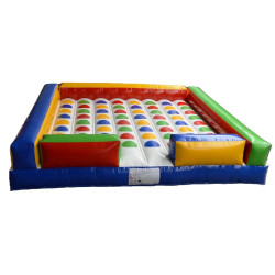 le célèbre jeu Twister en version gonflable