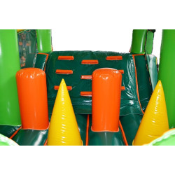 détails de l'intérieur du parcours d'obstacle Jungle